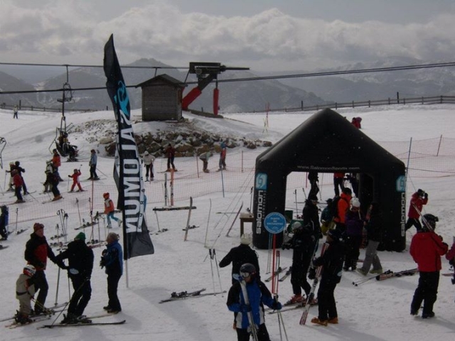  eine überfüllte Piste 